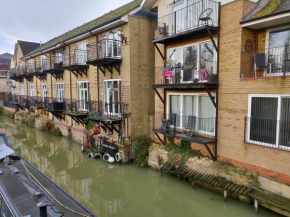 Penthouse Waterfront Apartment - St Neots